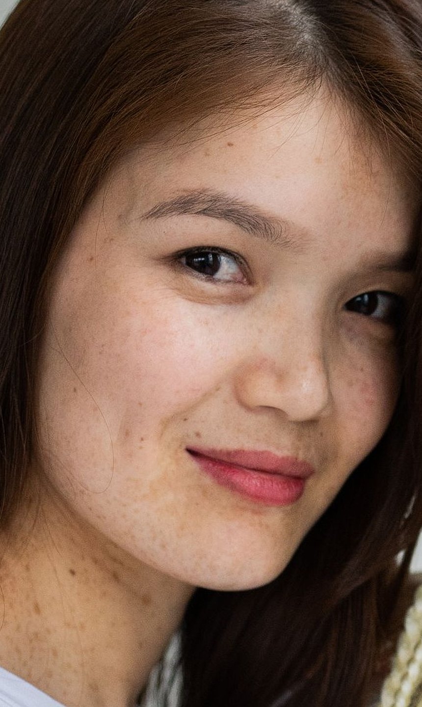 Demo portrait: freckles, flat daylight, camera without Avalta